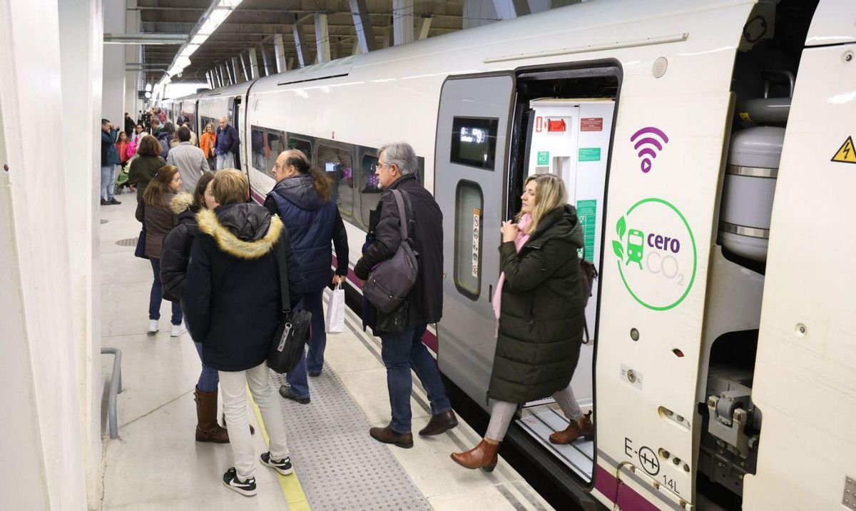 Pasajeros del AVE se bajan
en Urzáiz .
