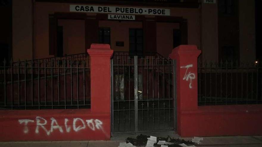 Pintadas en la sede del PSOE de Laviana.