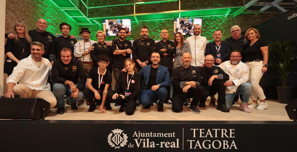 El televisivo chef Pepe Rodríguez, con los organizadores del evento, el alcalde Benlloch y los cocineros con estrella Michelin participantes en el 'showcooking'.