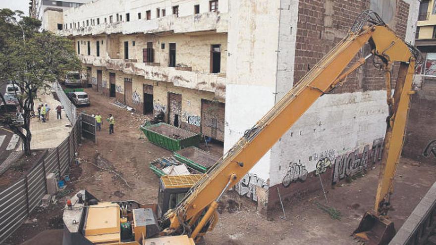 Inicio de la demolición del viejo edificio amarillo de Miraflores, en octubre de 2018.