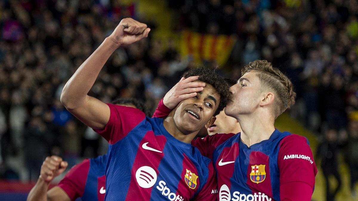 Lamine Yamal es felicitado por Fermín tras su gol ante el Mallorca.