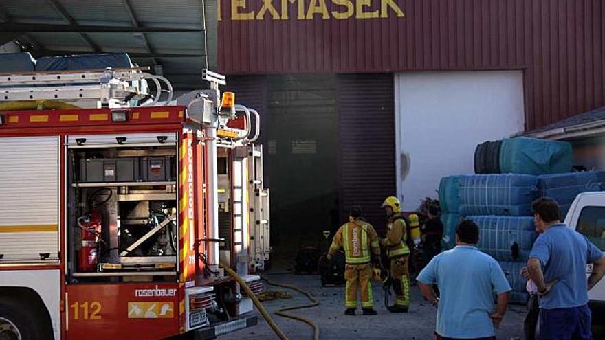 Un incendio provoca daños en el tejado de una fábrica de textil