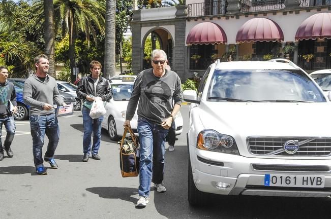 GUARDIA PARA COGER A BRAD PITT A SU LLEGADA AL ...