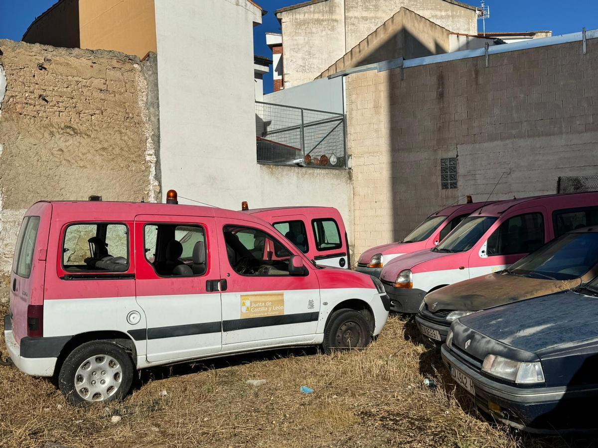 Vehículos de la Junta abandonados en el aparcamiento de la avenida de la Frontera.