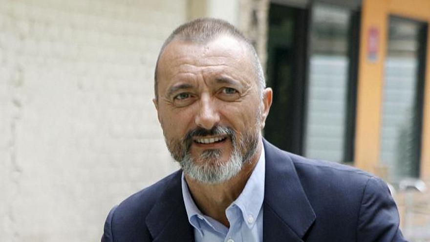 El escritor murciano Arturo Pérez-Reverte, autor de las aventuras del capitán Alatriste que han conquistado ya a millones de lectores en el mundo, y ahora, que este famoso personaje ingresa en el club de los selectos con una edición anotada de Alberto Montaner, que se publicará en primavera, afirma en declaraciones a Efe, que esta edición supone en cierto modo que su capitán "va encontrando la madurez académica", tras haberse convertido en lectura obligatoria en los colegios.