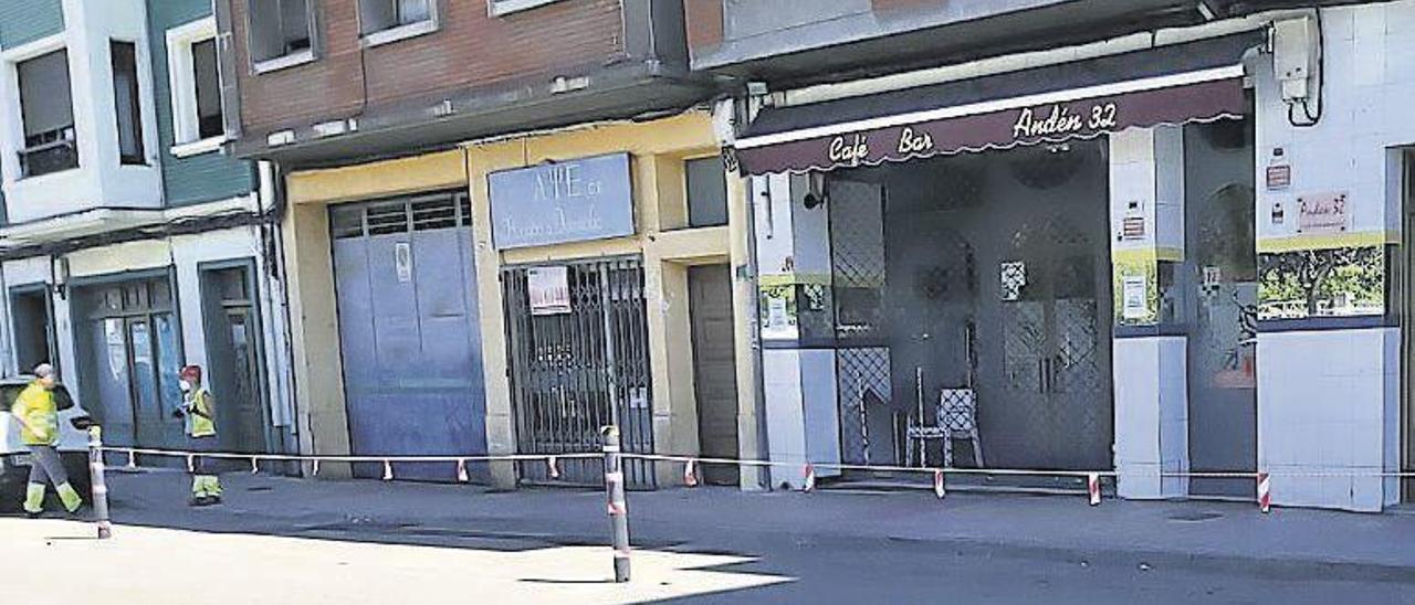 Operarios municipales habilitando espacios en el centro de Moreda.