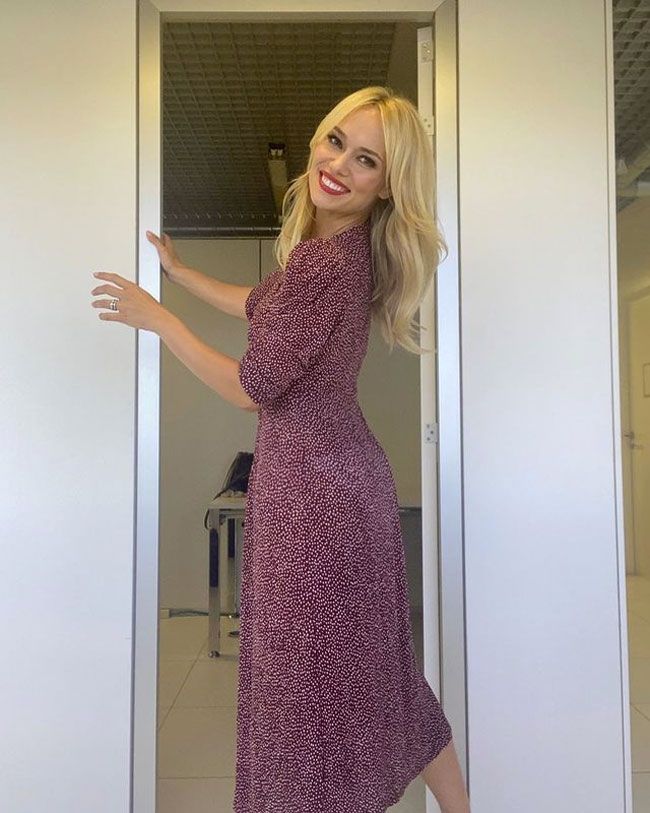 Patricia Conde, de vuelta al trabajo y con vestido midi floral