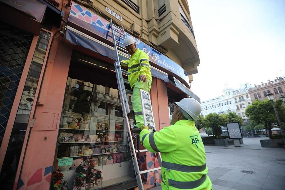 En imágenes el cambio del callejero a Cruz Conde y Vallellano