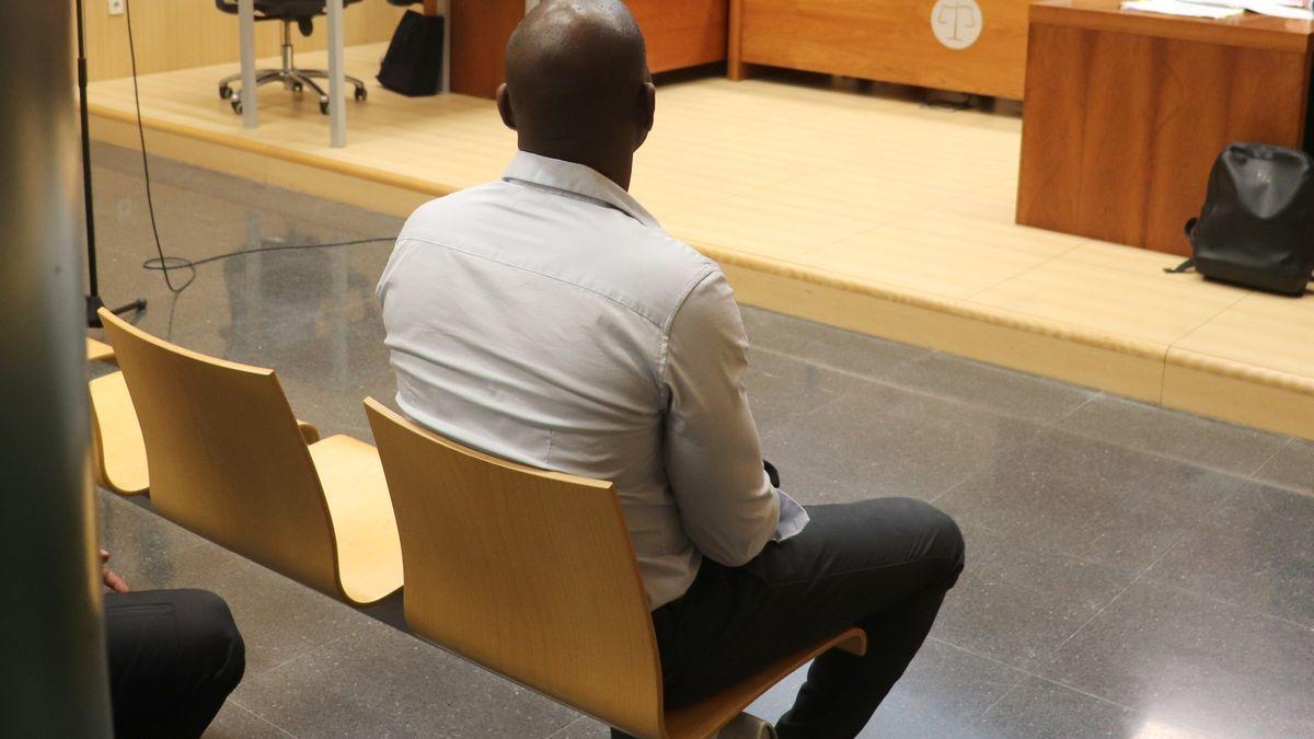 El acusado de maltratar, retener y violar a su pareja, durante el juicio. / I. CABANES