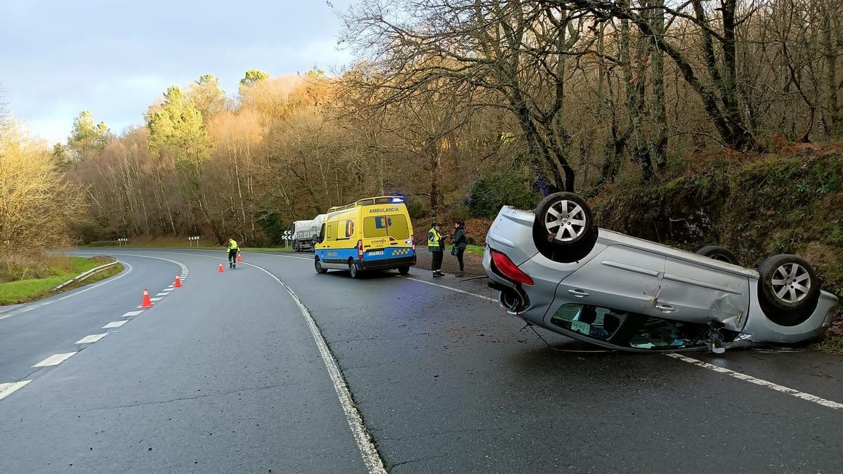 El coche quedó volcado sobre el asfalto.