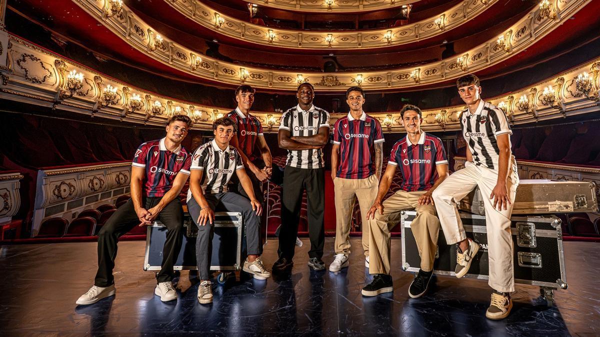 El Levante UD presenta sus nuevas camisetas