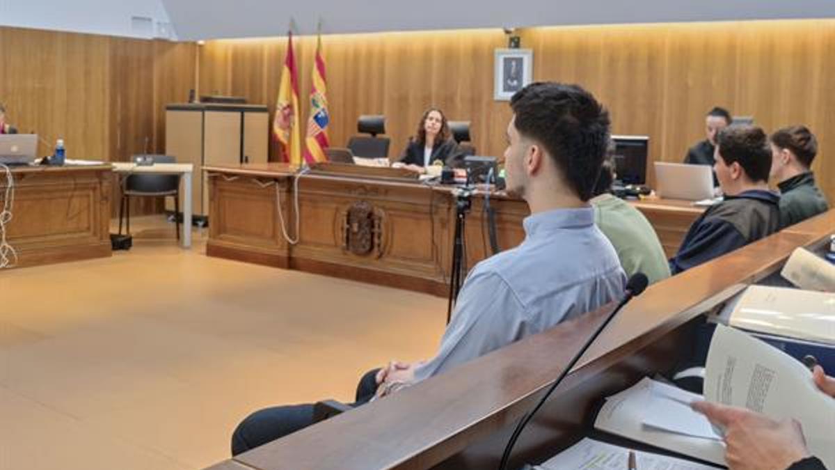 Juicio contra los cuatro jóvenes que se enfrentan a condenas de un año y seis meses de prisión por un delito de allanamiento, este lunes en la Audiencia de Huesca.