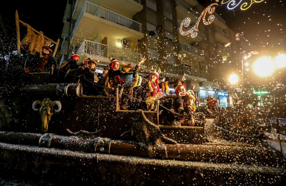 El desfile y el castillo de fuegos ponen fin a las fiestas patronales.