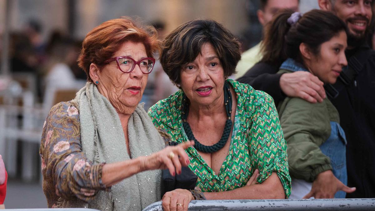 Angelita González Ledesma, a la izquierda, una de las pioneras de las Fiestas de Mayo, sigue en directo el ensayo.