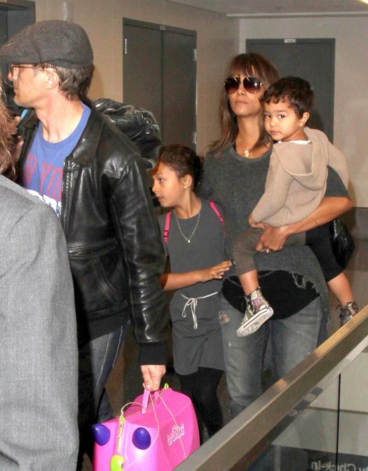 Olivier Martinez y Halle Berry con los niños caminan por la cinta