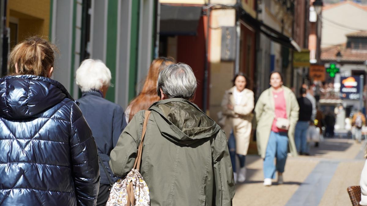 Gente paseando por una de las localidades de Siero