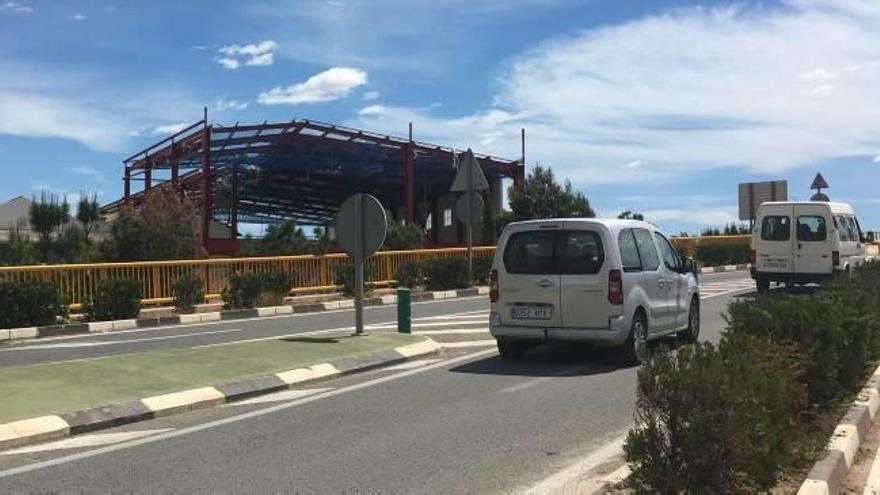 Imagen de la nave industrial, que quedó en avanzado estado de ejecución hasta que se ordenó la paralización de la obra.