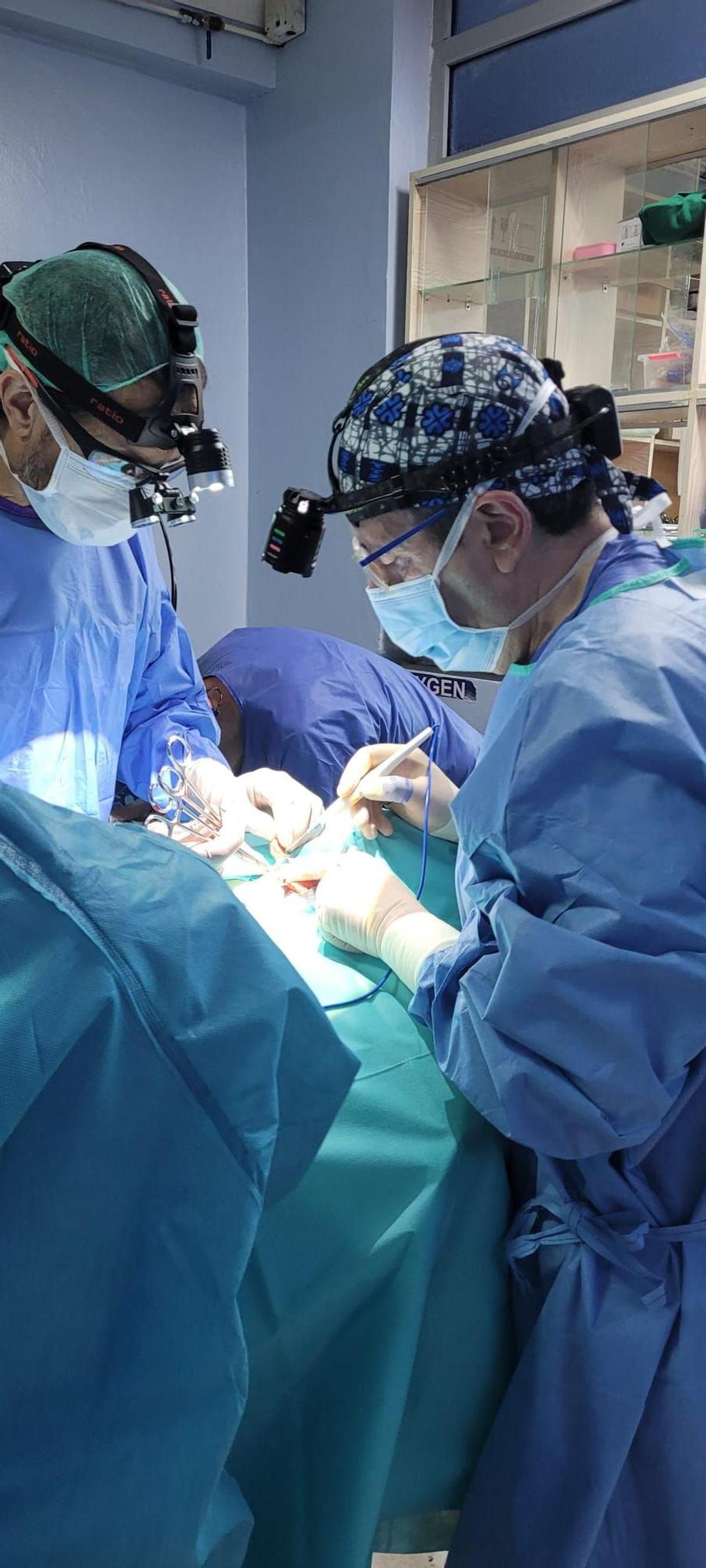 Fotogalería | Las imágenes de la labor de dos cirujanos del hospital de Plasencia en Uganda Fotogalería | Las imágenes de la labor de dos cirujanos del hospital de Plasencia en Uganda