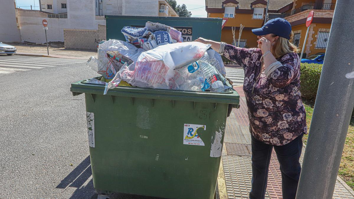 Contenedores repletos de residuos a mediodía en Catral. Estos contenedores desaparecen el 31 de marzo