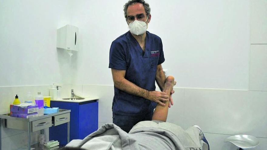 El doctor Silvio Villascusa, director médico de VOLTA, con el jugador argentino Matías Nizzo, del Lorca.  | FFRM