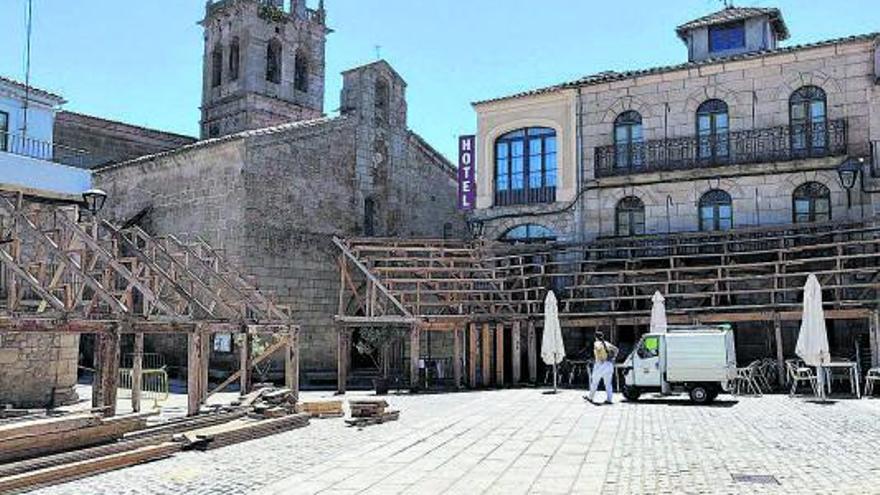 Comienza el montaje de la tradicional plaza de madera | OFICINA DE TURISMO