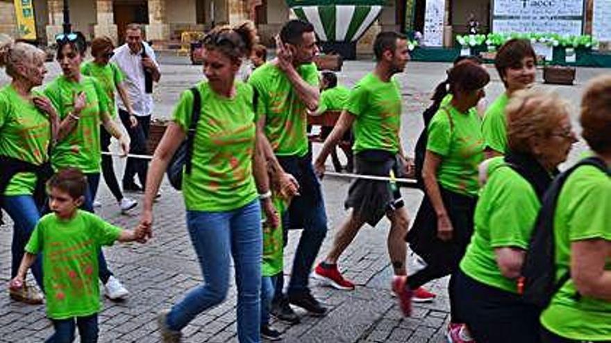 Participantes a su paso por la Plaza Mayor.