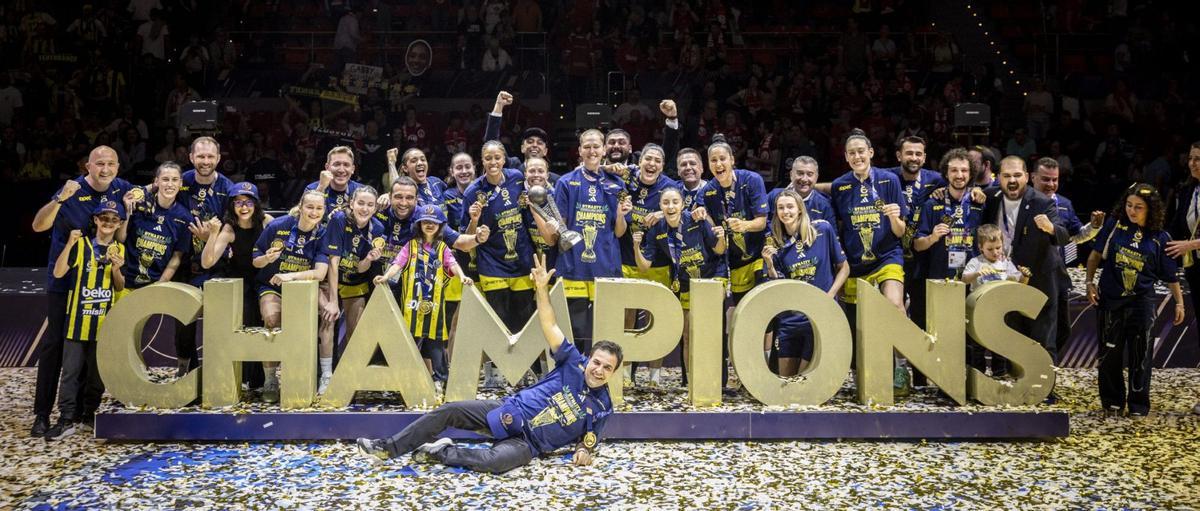 Posado triunfal del Fenerbahce. | MIGUEL ÁNGEL GARCÍA