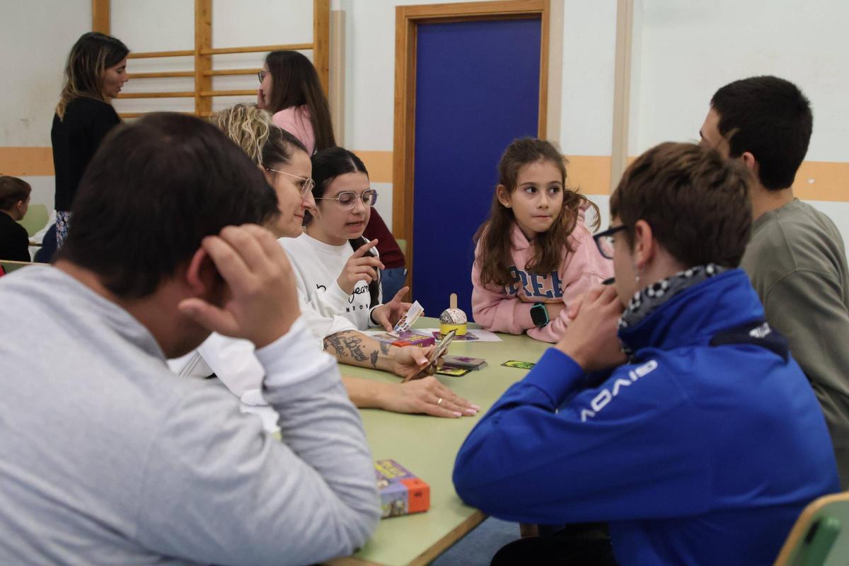 Los participantes, atentos a las instrucciones.