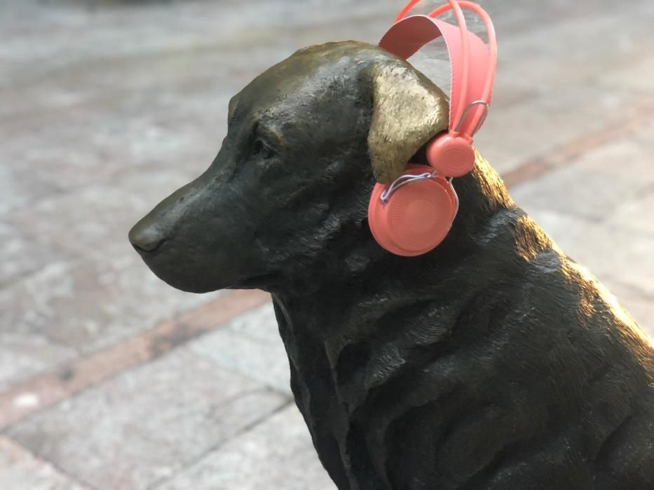 Las estatuas de Oviedo amanecen con auriculares