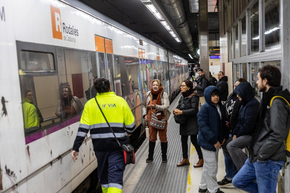 UGT i CCOO convocaran una vaga a Rodalies per demanar més seguretat i personal als  trens