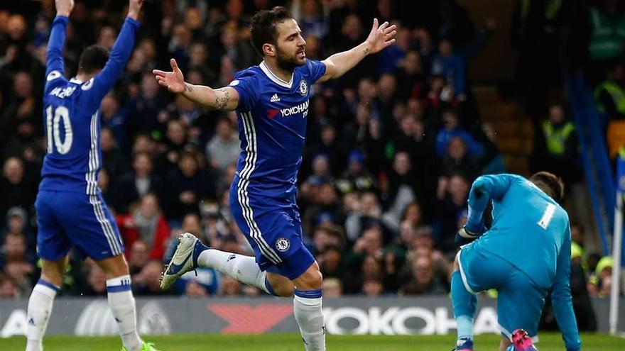 Fábregas celebra su gol al Swansea. reuters