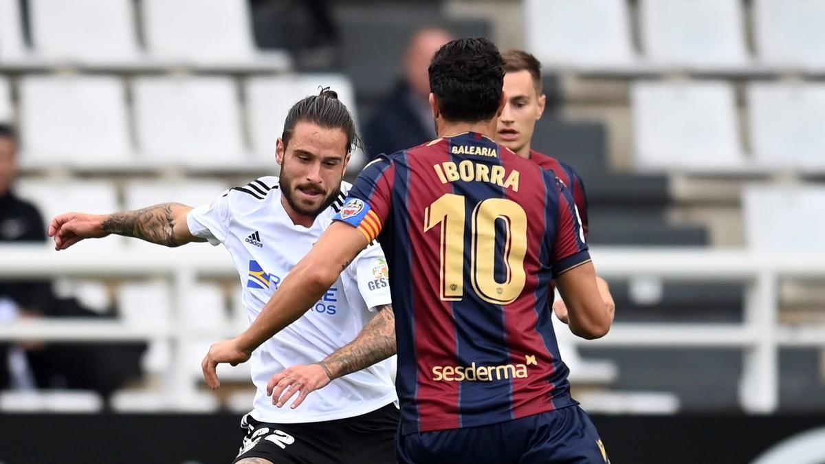 Iborra disputa un balón ante el Burgos