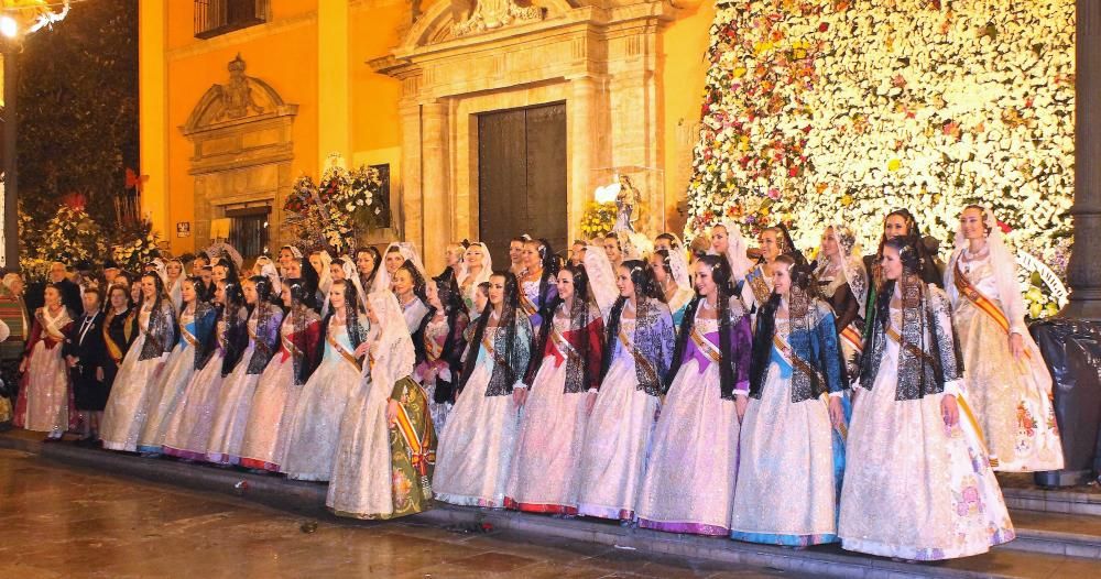 Al acabar el acto, con las falleras mayores junto a las de 2014