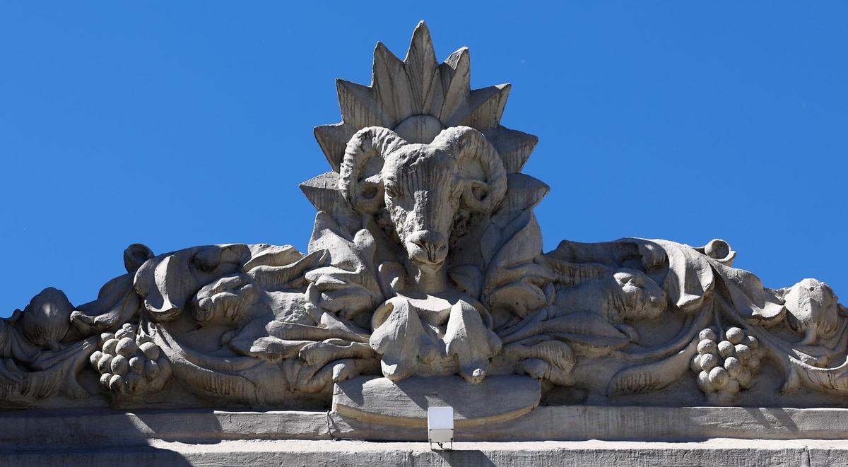 Una impresionante gárgola capitanea un importante edificio de Zaragoza