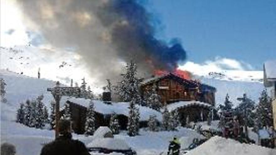 Hotel desallotjat pel foc a Sierra Nevada