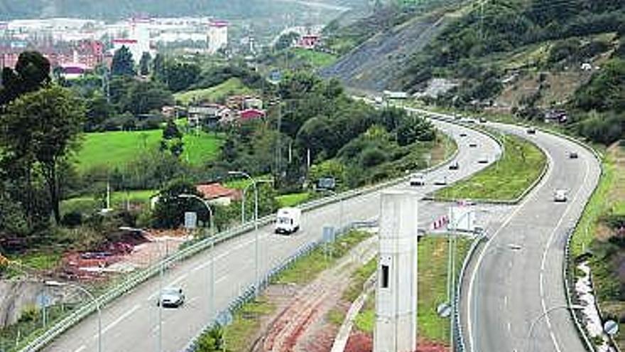 La Autovía Minera, desde la zona de La Zorera, con Riaño al fondo.