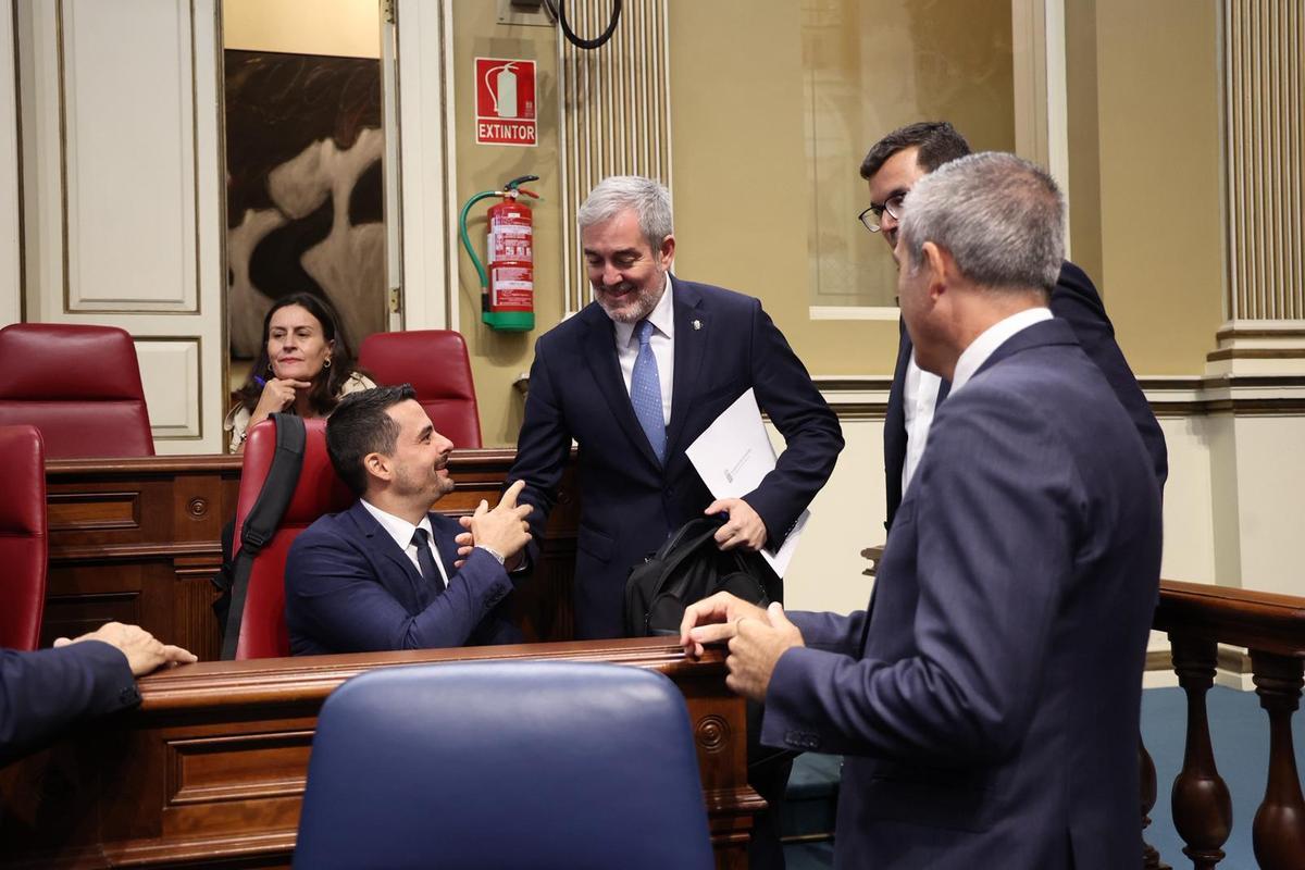 El presidente Fernando Clavijo saluda al nacionalista David Toledo en presencia del vicepresidente Manuel Domínguez y el consejero Pablo Rodríguez