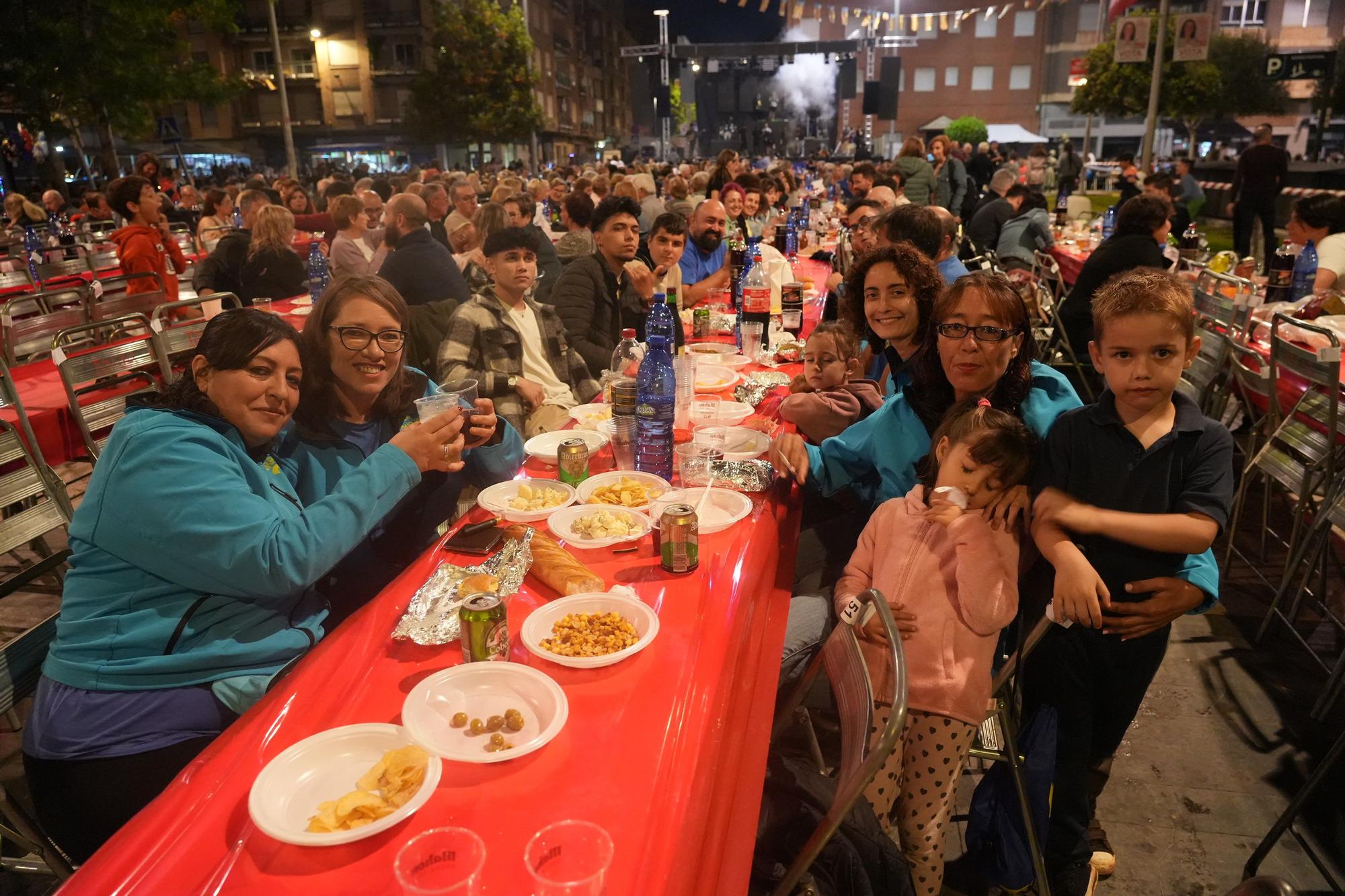 Búscate en la galería de fotos del 'sopar de pa i porta' de las fiestas de Almassora