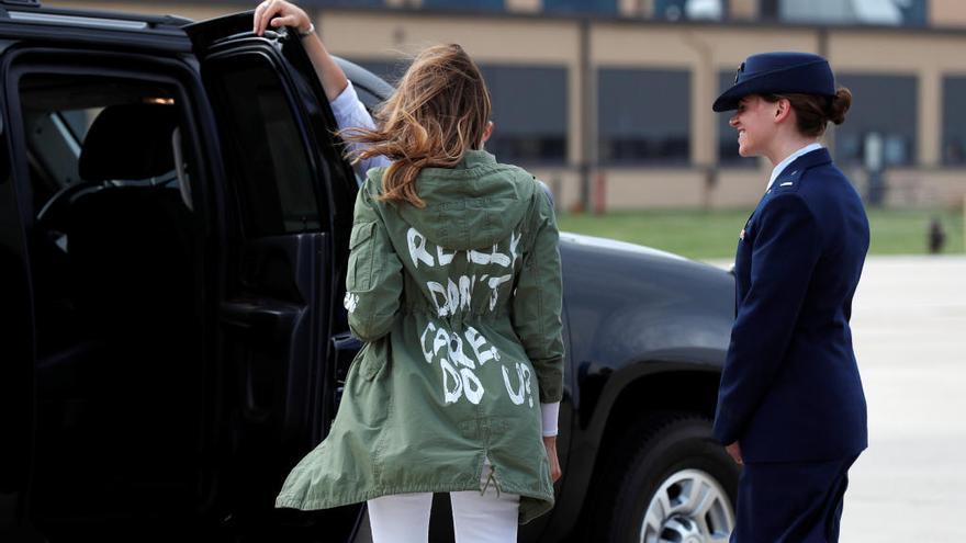 Melania quiso enviar un mensaje a la prensa con la chaqueta de Zara que lució