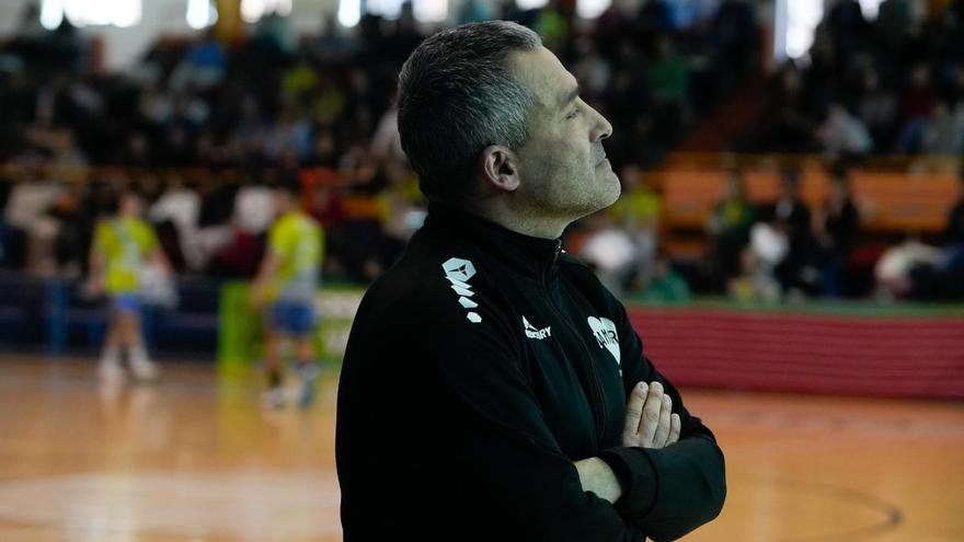 Diego Soto, entrenador del Balonmano Zamora Enamora. &quot;El equipo creció cualitativamente, pero no ha sido suficiente&quot;