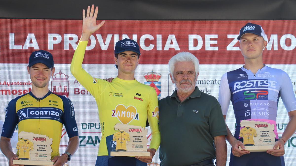 Fajardo, en el centro, y Bilyi, a la izquierda, celebrando en el podio.