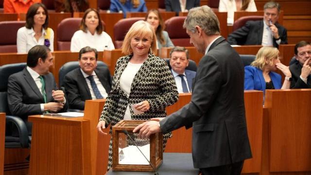 Leticia García en el momento de votar la Presidencia de las Cortes de Castilla y León. | JOSÉ LUIS FERNÁNDEZ