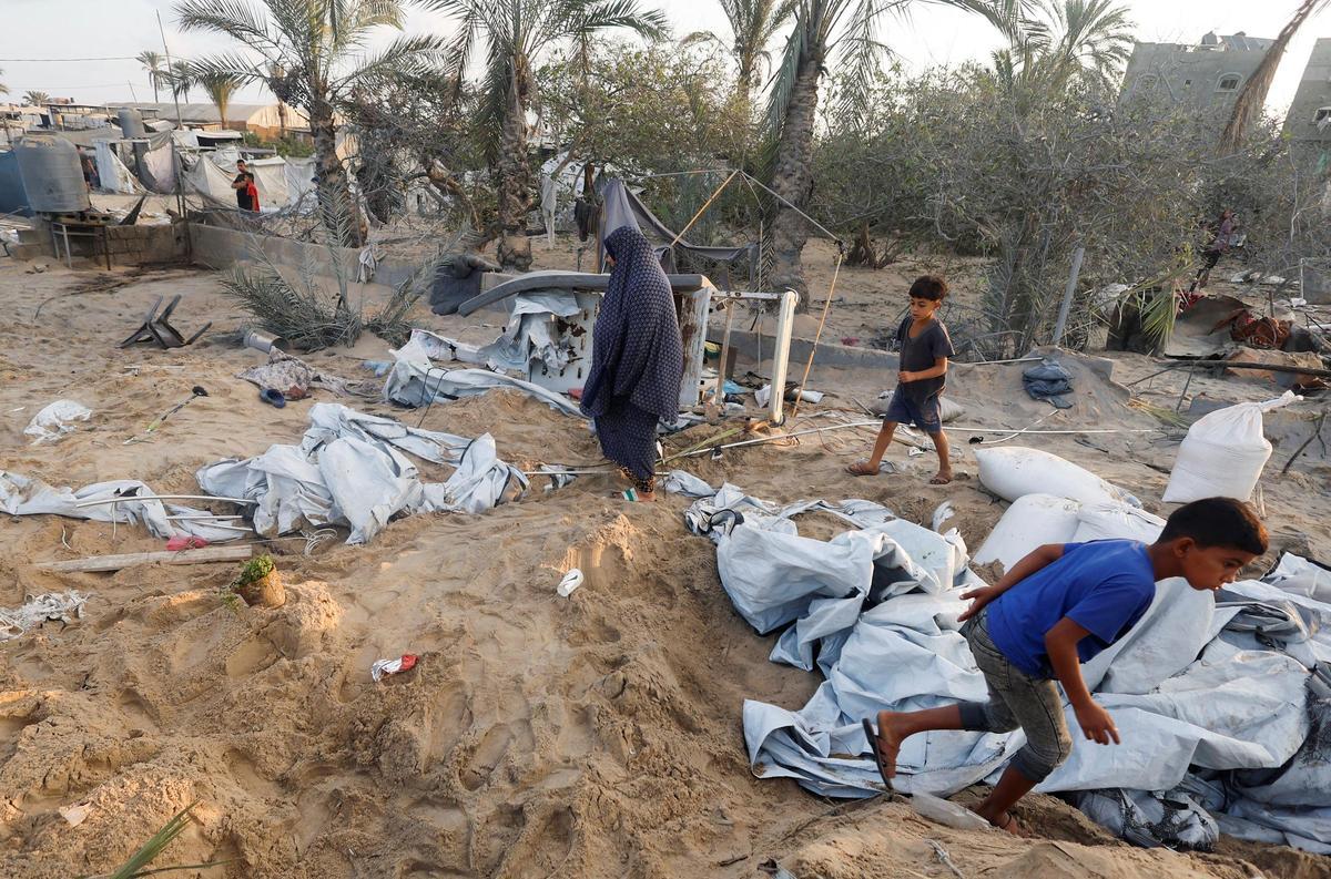 Decenas de muertos en un ataque israelí en una zona humanitaria cerca de Khan Younis