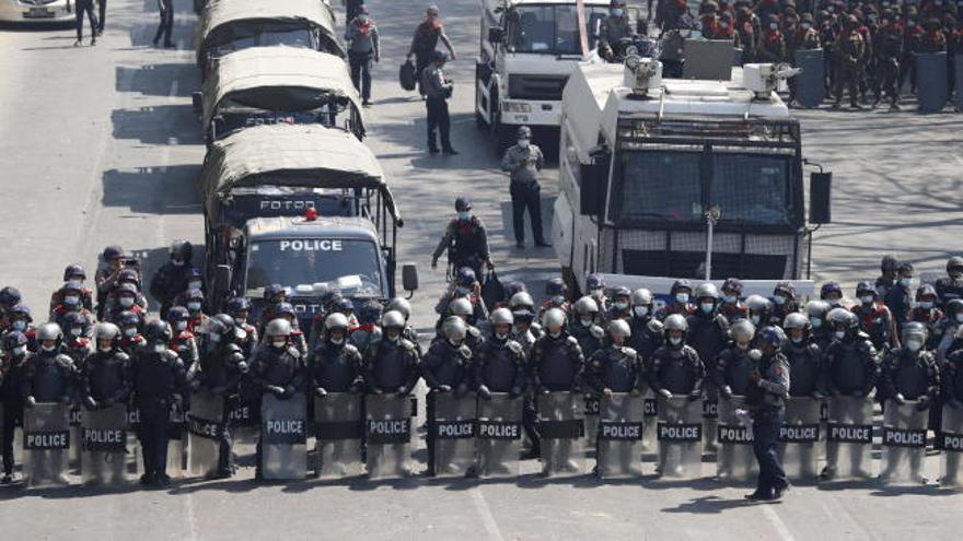 Protestas masivas en Birmania contra el golpe militar