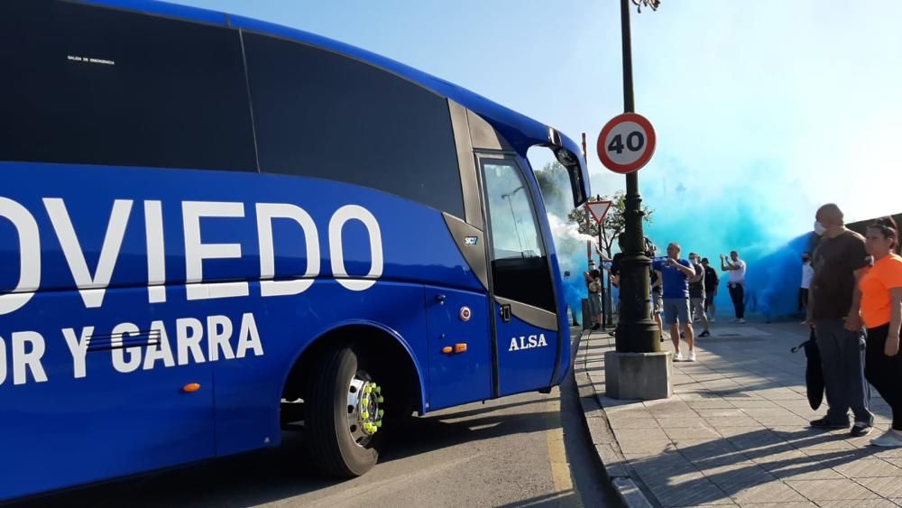 Salida de los jugadores del Real Oviedo hacia Gijón