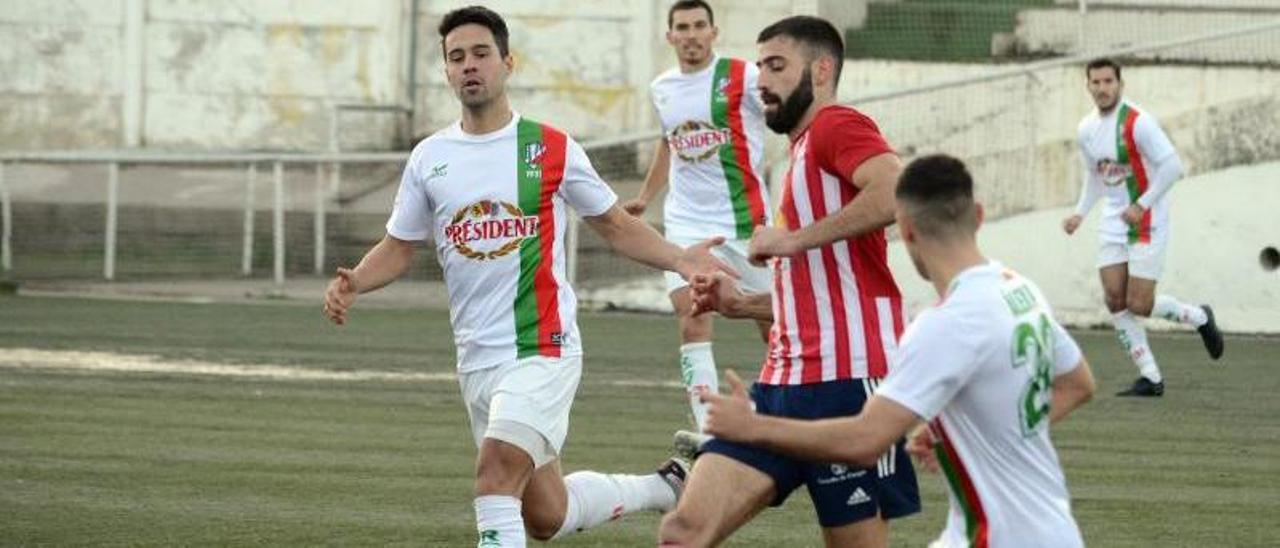 Abel conduce el balón en el partido entre Alondras y Racing Villalbés. |  // GONZALO NÚÑEZ