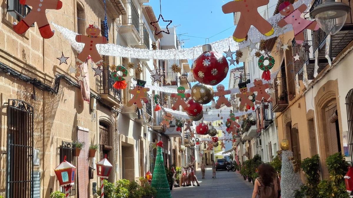 La extemporánea decoración navideña de la calle de Jesús Nazareno de Xàbia