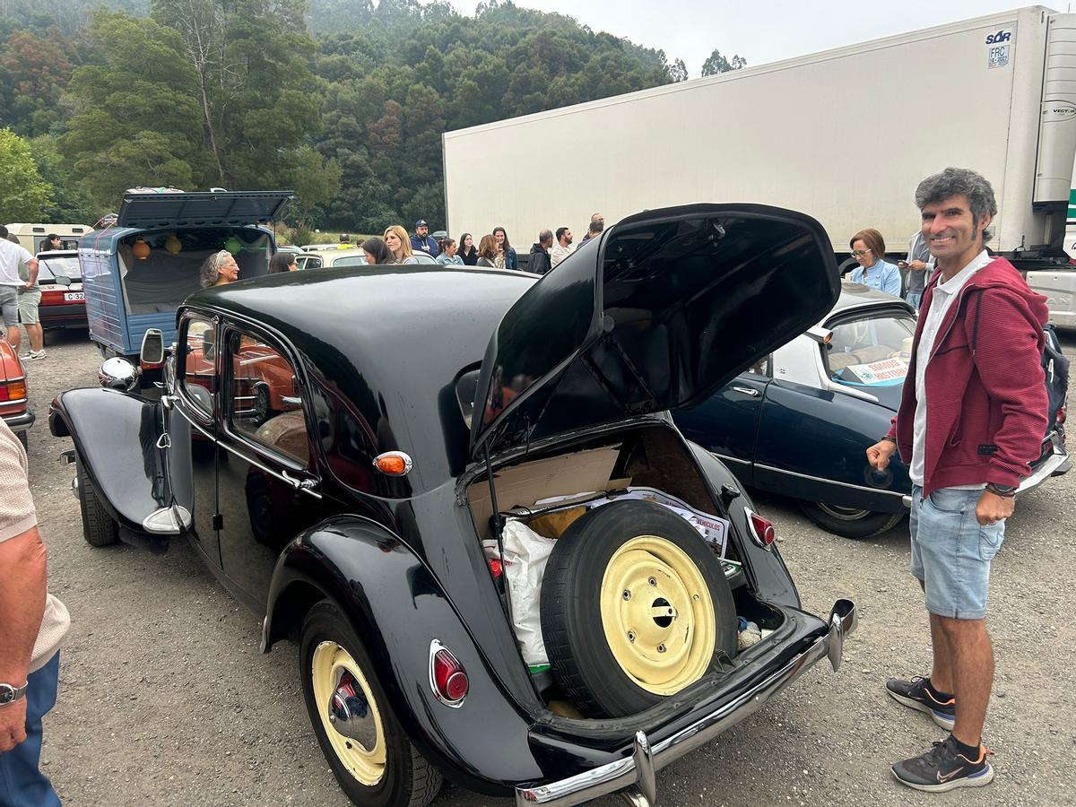 Joyas sobre ruedas: más de 140 vehículos históricos se dan cita en Padrón Joyas sobre ruedas: más de 140 vehículos históricos se dan cita en Padrón