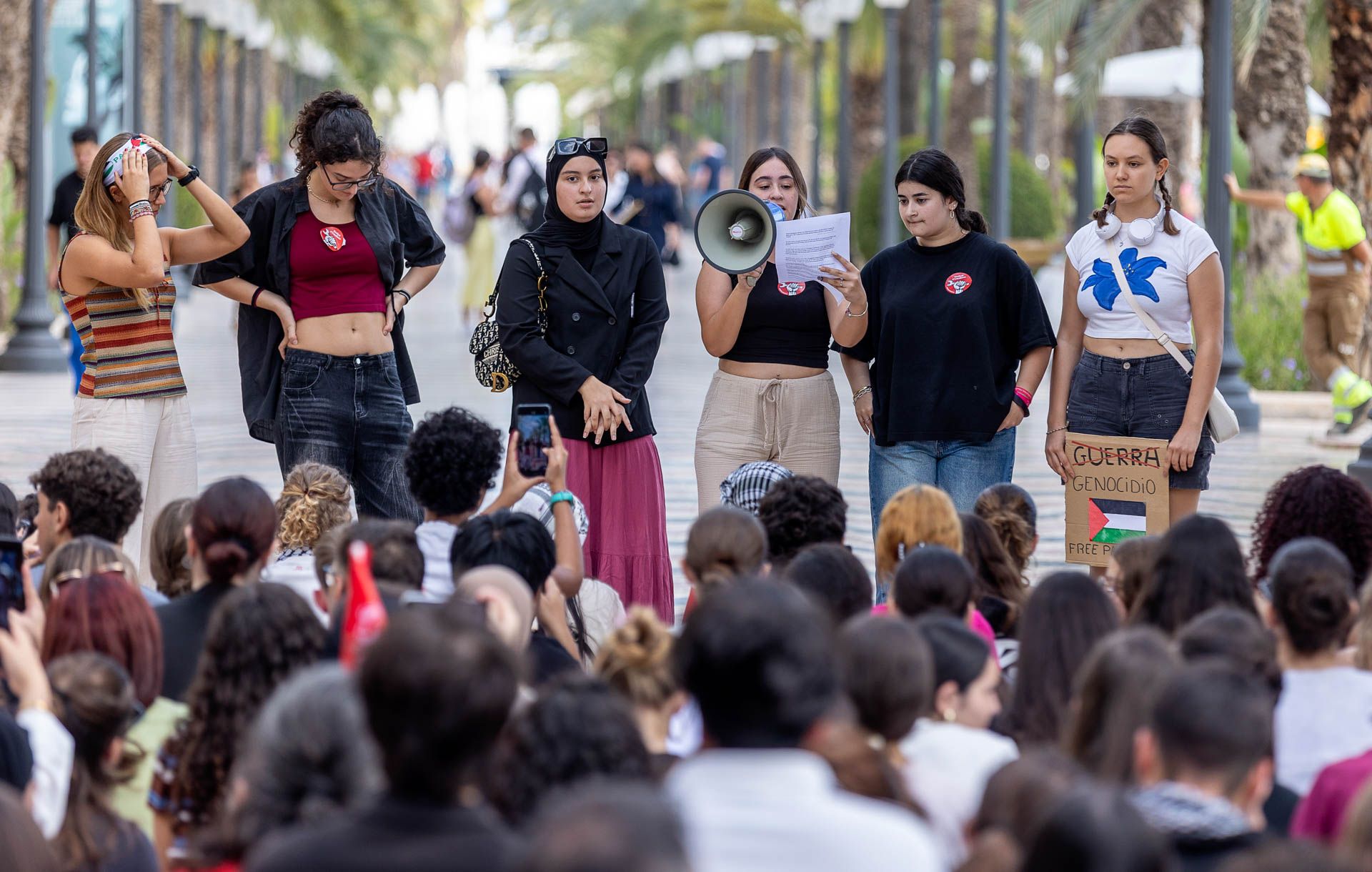Estudiantes en defensa de Palestina por las calles de Alicante