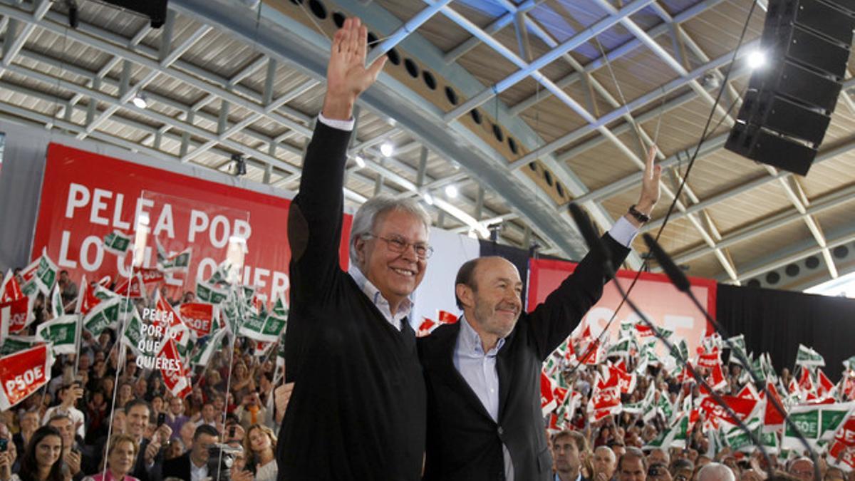 Felipe González y Alfredo Perez Rubalcaba saludan a los asistentes al mitin del PSOE, este sábado, en Dos Hermanas.